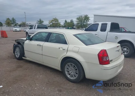2010 Chrysler 300 Touring z USA, uszkodzony, nr VIN 2C3CA4CD7AH198657